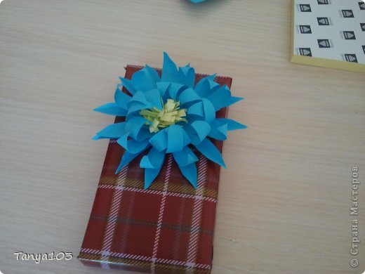 Сердцевину сделала из желтой бумаги, из которой нарезала соломку и вклеила в середину (фото 8)