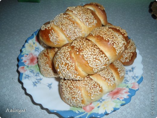 И немного вкусного...  Обычное сдобное дрожжевое тесто, а в качестве начинки - сосиски "баварские с сыром". Посыпаны кунжутом. (фото 4)