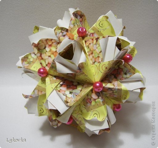 Карамель- Морские камушки   http://goorigami.com/diagrams/caramel-kusudama 
Автор: Мария Синайская
Размер бумаги 5*10 итог около 13 см. Без клея
 В детстве я очень любила  Морские камушки с изюмом внутри. Когда увидела бумагу сомнений не было - для карамельки. (фото 2)