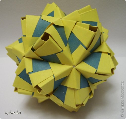 Кусудама «Vinca»
http://kusudama.info/2012/03/vinca-tutorial/
Автор: Наталья Романенко
размер бумаги 7*7 итог около 10,5 см. без клея (фото 4)