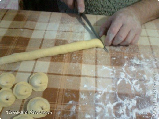 От теста отрезается кусок и скатывается колбаской. Колбаску режет на кусочки. (фото 14)