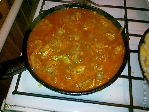 Затем режем лук полукольцами, обжариваем, к нему добавляем морковь тёртую на крупной тёрке, после добавляем порезанное кубиками и ранее посоленное и приправленное мясо. Обжариваем мяско до готовности и бухаем туда томатный соус и тушим на медленном огне под крышкой минут 15. (фото 2)
