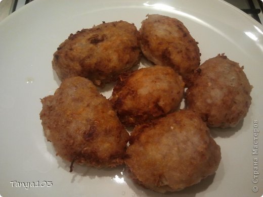 Рецепт я считаю удачным, потому что он подходит в случаях, когда мяса мало остается, а хочется мясных котлет. (фото 1)