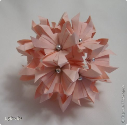  Immortelle   схема: http://www.kusudama.me/#/Dragonfly/Immortelle/imm1
30 модулей бумага офисная,блок 9*9 итого 15см.  (фото 6)