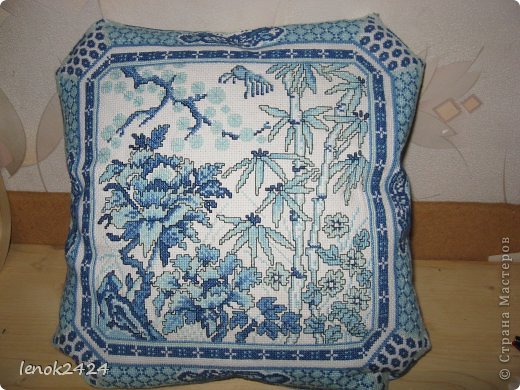 candamar designs 50803 china garden pillow 35*35
Долгострой, достался от матери "в наследство", лет 10 назад она начала нижнюю часть рамки. Вышивается легко, т.к бэк отшивала параллельно, прошел незаметно. (фото 5)