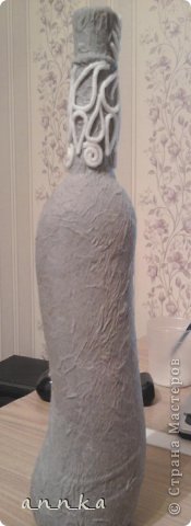 Нарезаем (рвем) на небольшие кусочки туалетную бумагу или салфетки и оклеиваем всю поверхность бутылочки, хорошо промазывая клеем ПВА клей разводила с водой 50/50. Я клеила в три слоя. Потом брала салфетку в два слоя крутила трубочки из нарезанной по длине салфетки смоченные водой (в 3-4 см.получались толстоваты, было не удобно потом резала по 1,5-2 см.) Салфетку клеила на высохшую бутылку, потом снова промазывала клеем. На мокрую бумагу у меня лучше приклеивалось. (фото 1)