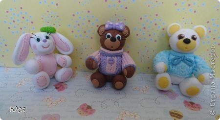 Новогодние игрушки. Зайка и два медведя. Мишек тоже нарядила в свитерочки вязаные. Фигурки по 4,5-5 см, объёмные со всех сторон. (фото 5)