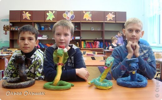 Не все змеи "доползли" ещё до класса,т.к. наряжали их ребята дома. Первый показ нарядов состоялся,остальных ждём. (фото 17)