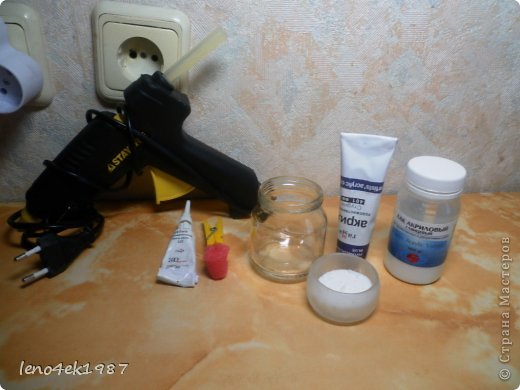 Для работы нам понадобится:
термопистолет
банка из под детского питания
краска акриловая
соль экстра и морская крупная соль
контуры по стеклу и керамике
акриловый лак
лак эффект инея
ну и желание создать сказку))))
(фото 3)