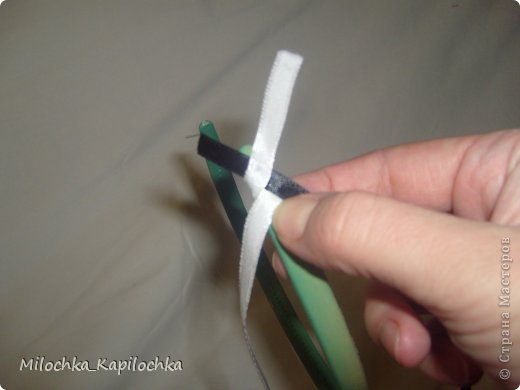 Обвиваем верхней лентой (у меня белая) обруч, и подкладываем ее под нижнюю (черную) ленту (фото 4)
