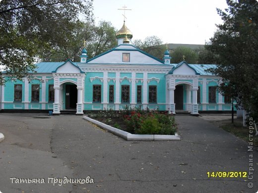 Православная церковь. 
А слева от церкви, буквально в 5 метрах - планетарий. (фото 19)