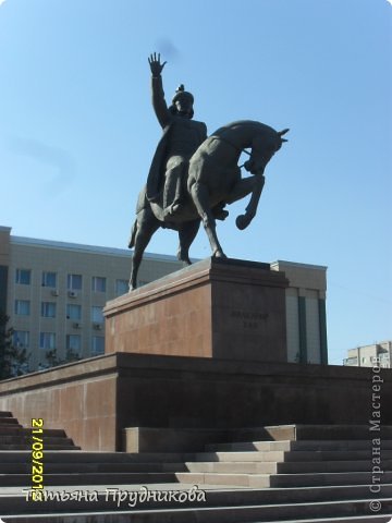 Памятник Абулхаир хану – полководцу, правителю, политику. Находится перед зданием Актюбинского областного акимата. (фото 32)