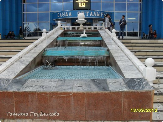 В городе много таких несовместимых, казалось бы, мест: мечеть - и тут же развлекательный комплекс с детской площадкой, церковь - а рядом планетарий.  (фото 10)