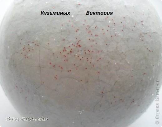 Вот, вот она -  неудачная попытка кракелюра .... мучилась с ним, мучилась, смыла всё , а трещинки чууууть-чуть остались ... решила не париться и просто посыпать блестками то, что осталось. (фото 6)