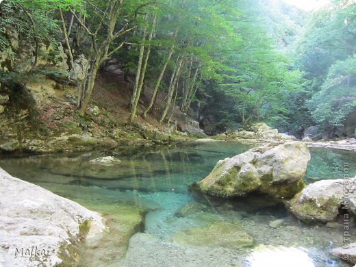 Невероятной красоты водная гладь - даже лёгкой ряби нету, бирюза чистейшая, озеро - глубокое. (фото 17)