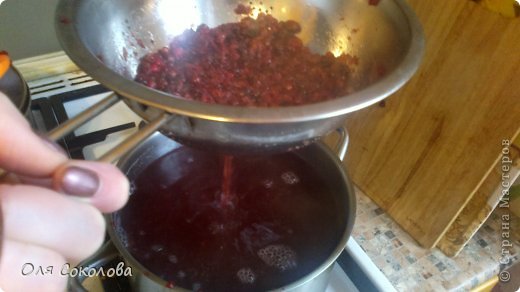 поднимаю, сливаю. Жмых выкидываю. Морс готов. При желании можно добавить сахара, пока он еще горячий. (фото 12)