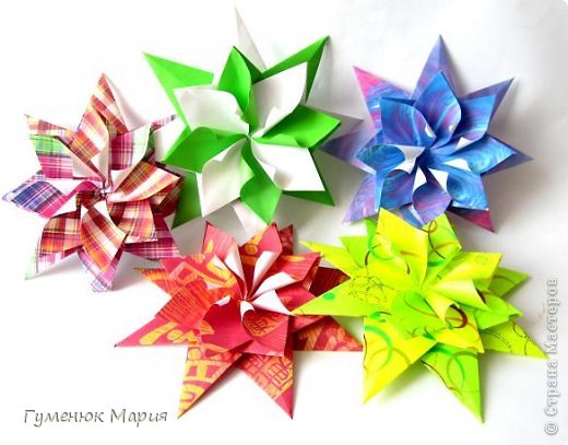 Это звезды Енрике Дрея в вариации Марии Синайской  
Enrica Dray Origami Star,  http://goorigami.com/modular-origami/enrica-dray-origami-star/2241
надо сказать, что у Маши появились еще диаграмки со звездами. Спешите, скоро праздник! 
http://goorigami.com/diagrams/star-corona и не только:)))
 (фото 5)