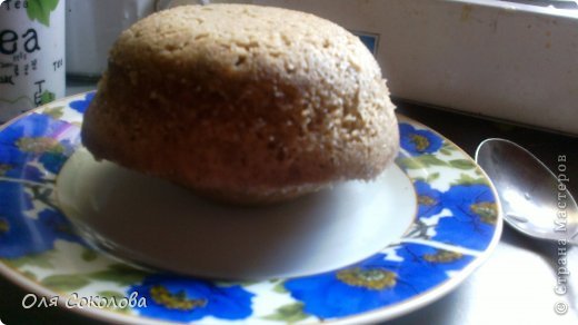получается такой "грибок". Он бывает и более кривой, но после разрезания на коржи кривизна пропадает. (фото 7)