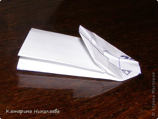 Затем отгибаем дно и уже нормально, ровно и аккуратно складываем и склеиваем его. (фото 8)