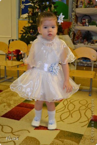 Вот прислали фото с утренника. Мама Снежинки красивые брошки наделала. Платье село как влитое!!! (фото 7)