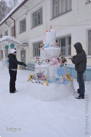 Эта наша снежная елка. Делал ее наш педагог доп.образования вместе со старшими детьми. (фото 9)