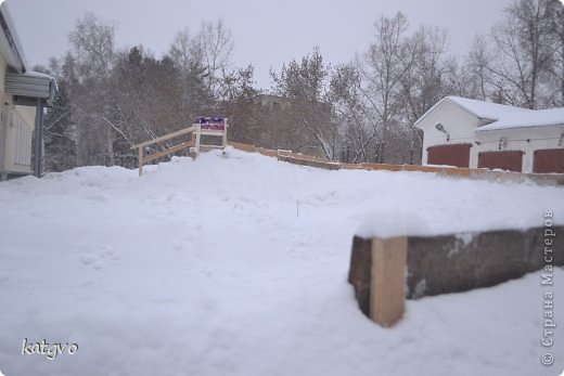 А это чудесная горка. В самый сильный мороз Михаил Александрович не переставал ее делать. И вот вчера было открытие! (фото 10)