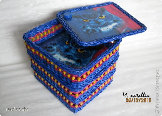 Долго мучалась с осью на которой крутятся коробочки, но вроде получилось. А всей этой конструкции положила начало "совушка". Наткнулась я на неё в глянцевых журналах, которые отдала подруга. Окрашена гуашь+ПВА, бусины из обоев. Всё покрыто лаком. (фото 3)