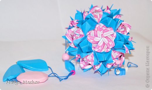 KUSUDAMA GENTILEZA.
Взято тут http://terapiadopapel.blogspot.com.br/search/label/Kusudama%20Gentileza
 (фото 3)