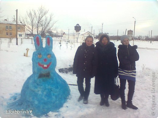 вот такого зайчика построил наш класс))простите не получилось сфотографировать чисто фигуру поэтому на каждой фотографии кто нибудь будет)) (фото 2)