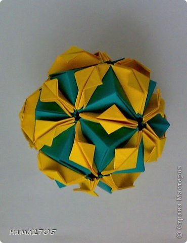 Если ничего не путаю Josephine Натальи Романенко http://kusudama.info/2012/04/josephine-tutorial/ (фото 4)