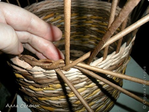 Берем верхнюю из первых двух и заводим её перед стойкой за следующую. (фото 7)