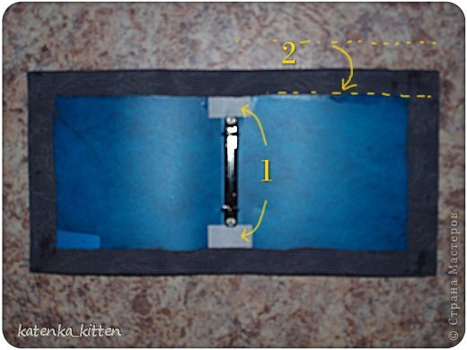 1. приклеиваем сверху и снизу от крепежа по кусочку бумаги (п. 1.8)
2. приклеиваем края ткани внутрь обложки, сначала верхнее и нижнее, а потом боковые ( чтоб боковые края проще было приклеивать можно отрезать от ткани небольшие уголки) (фото 12)