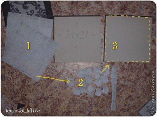 Дальше работаем над внутренним убранством: 
1)берем уже немного покусаный листик из п 1.8, 
2)рвем его на маленькие бумажки 
3)приклеиваем их внахлест по периметру плотных картонок (фото 15)