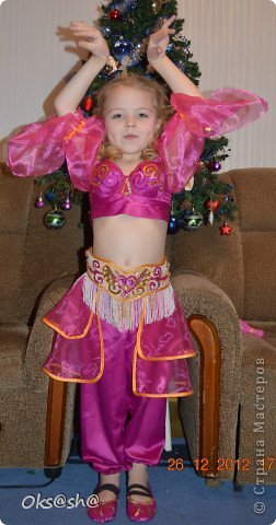 В 2012 теперь уже прошедшем году сшила костюм восточной красавицы. Сыну купили готовый костюм человека паука, без которого он не желал уходить из магазина.
Извините, если есть ошибки или что-то выполнено некорректно, это мой первый опыт. (фото 9)