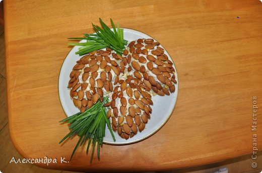 Салат "Сосновая шишка". Рецепт: http://foto-recepti.ru/zakuski/recepty-salatov/563-salat-sosnovaja-shishka-recept.html
 (фото 13)