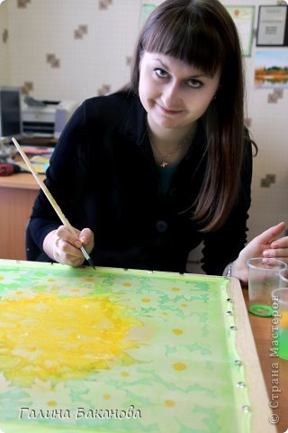 Краска растекается великолепно, только работать нужно быстрее чем на шифоне, так как на шёлке красочка высыхает быстрее и сразу! Если мы взяли лепесток, то прорабатываем его сразу. После того как он подсохнет, если залесть туда ещё какой-либо краской получится не красота, а пятно с весьма чёткими краями. Чего скрывать - и у меня такие грешки на этом платочке есть:-)
Но ругать себя сильно не стала - это только первые раз! Я исправлюсь:-))))
Несколько моих фото в процессе работы:-) (фото 2)