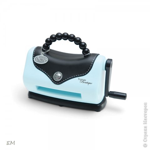 Машинка для эмбоссирования Sizzix Texture Boutique. Долго я хотела такую штуковину и в итоге попросила её себе в подарок)
Теперь я могу разнообразить свои работы ещё и бумагой с элементами эмбоссирования... и, конечно, буду делиться с вами) (фото 2)