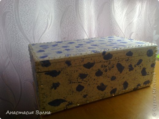 Был старый сундук, а я его украсила. Вот вкратце история :)
Красила гуашью, брызги делала тоже гуашью и с помощью кисточки. Блесточки, которые по краям сундука, это специальные штуки (не знаю как правильно) для бисера, бисер я давно уже забросила и поэтому они мне не пригодились, но вот произошло чудо! С помощью таких штук :) я украсила сундук! (даже в рифму) :))) (фото 1)