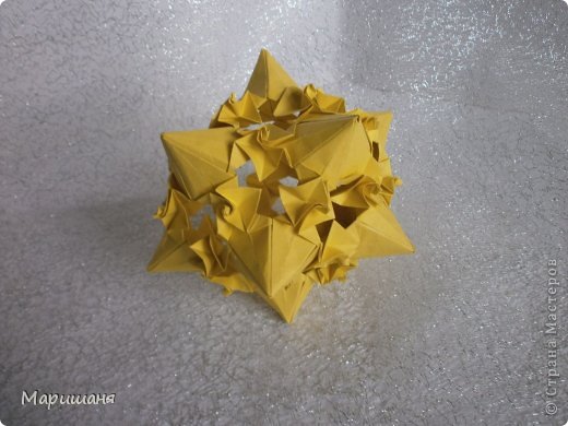 В другой книге Meenakshi Mukerji "Origami inspirations" мне очень понравилась кусудама Wipped Cream star, попробовала я ее сделать. получилось. хотя и попыхтела немного. Только потом увидела, что есть МК в стране, но я делала по книге. Результат мне не понравился из-за цвета. На фото может не очень видно, но в жизни этот желтый с каким-то горчичным оттенком, вида никакого.  (фото 15)