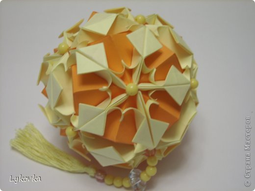 Josephine     туториал: http://kusudama.info/2012/04/josephine-tutorial/#more-1423
модулей 30  + 20 
Размер бумаги 5*10( насадки) +7*7(пирамидки) итог около 12 см. (фото 2)