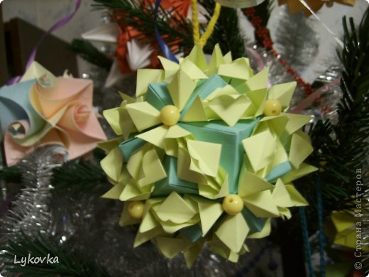  Laura       туториал: http://kusudama.info/2012/05/laura-tutorial/#more-1397
модулей 30  + 20 
Размер бумаги 5*5 см.    итог около 10 см. (фото 9)