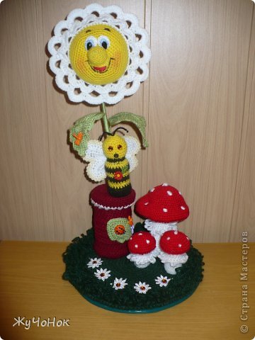 Все началось с ромашки, описание которой нашла вот на этом сайте:http://amigurumi.com.ua/   Увидела этот цветочек...и потеряла покой!!!
Точно такая же ромашка у меня, конечно, не получилась, пришлось как-то выкручиваться из ситуации и в результате моих "выкрутасов" получилась вот такая, не совсем обычная, ажурная ромашишка. А рядом выросло семейство, как мне кажется, вполне правдоподобных мухоморчиков. Немного пуговичек, бусин, кружева....и вот она, первая в моей жизни, полянка готова!
И что-то мне подсказывает, что она не будет единственной в моих рукоделках!!! 
Продолжение следует....


 (фото 1)