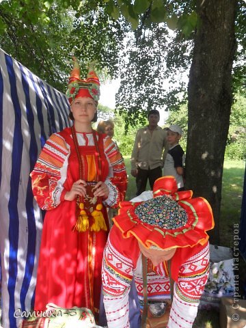 Ну,а теперь собственно о самой ярмарке .Много походить не удалось .покажу,что успела сфотографировать.Эта девчушка мне просто понравилась.Не знаю,что за костюм,но очень красиво. (фото 3)