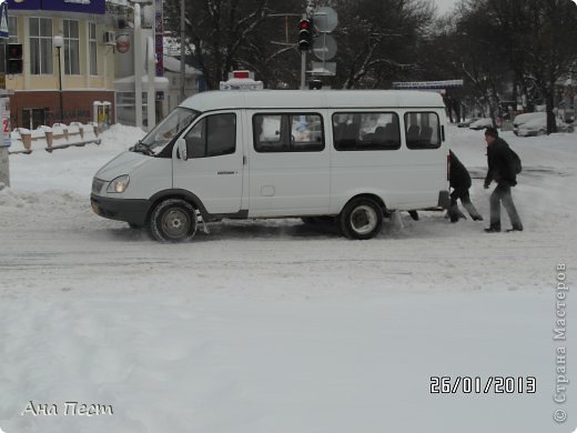 На проспекте Ленина было настолько скользко, что я еле устояла на ногах!!!! А эта маршрутка забуксовала и пассажирам пришлось толкать ее почти до остановки))), благо недалеко)))) (фото 6)