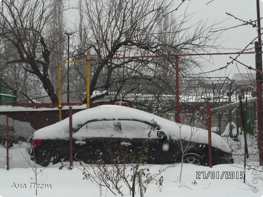 Снег снегом, но мы-то знаем, вот вдруг ударит нас через пару дней плюсом - и превратятся сегодняшние сугробы в грязно-мокрую кашу, а ночные заморозки превратят в непроходимое ледяное царство - царство аварий, падений, ушибов(((
 Вот такие у нас в Николаеве зимы)))) Поэтому не удивляйтесь, что я так радуюсь выпавшему снегу. Просто снегопад для меня - это событие!!! (фото 12)