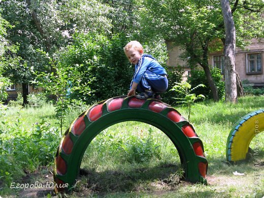 Это был наш спортивный уголок.Один большой скат и 3 обычных.Но теперь у нас есть качеля и турник(посуетились перед выборами и нам местные депутаты установили качелю и турник.)А скаты перекопали в другое место.Так что все в ваших руках (фото 7)