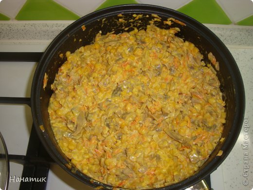 Добрый день, милые мастерицы! Хочу поделиться своим рецептом жареного салатика.
На эту сковородку мне понадобилось:
-3 средних луковицы
-2 средних моркови
-банка отварных шампиньонов 850мл
-банка кукурузы консервированной
-2 зубчика чеснока
-3 ст.л. майонеза
3 ст.л. сметаны
-соль по вкусу
-зелень по вкусу (у меня без нее)
-растительное масло для жарки
Приготовление:
На разогретую сковородку выкладываем порезанный репчатый лук мелкими кубиками, помешиваем постоянно. Огонь средний. Как лук поджарится до полуготовности добавляем морковь. Также помешиваем на среднем огне (уже до готовности).
Затем добавляем грибы. Я беру уже резаные, но кусочки из банки для меня крупноваты, поэтому измельчаю до нужного состояния). Жидкость из банки обязательно слить.
Накрываю крышкой, пусть все потушится мин 5-7. Огонь не уменьшаю. Могу добавить масло, его его мало для массы.
Через 7 мин добавляю кукурузу без жидкости.
Сразу же добавляю майонез и сметану. Хорошо перемешиваю. Накрываю крышкой, огонь чуть уменьшаю. Пусть томится мин 2-3. В это время режу чеснок на мелкие кубики (чеснокодавку не люблю).
Добавляю чеснок к массе, солю, крышкой не накрываю. Хорошенько перемешала и через 1 мин выключила. Пусть постоит мин 5, затем можно накрыть крышкой.
Салат вкусный как в горячем, так и в холодном виде!
Приятного аппетита)