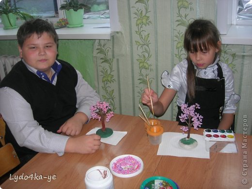 У Дениса уже готово деревце, но и Диане осталось совсем чуть-чуть до завершения (фото 8)