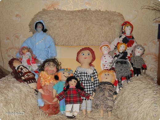 вот она целая компания...в сборе!Правда еще забыла обувь куклам одеть...,но исправлюсь. (фото 12)