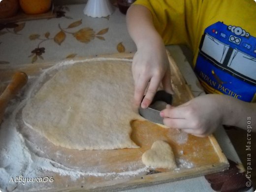 раскатать в пласт толщиной 4-5 мм, с помощью формочки сделать печеньки (фото 5)